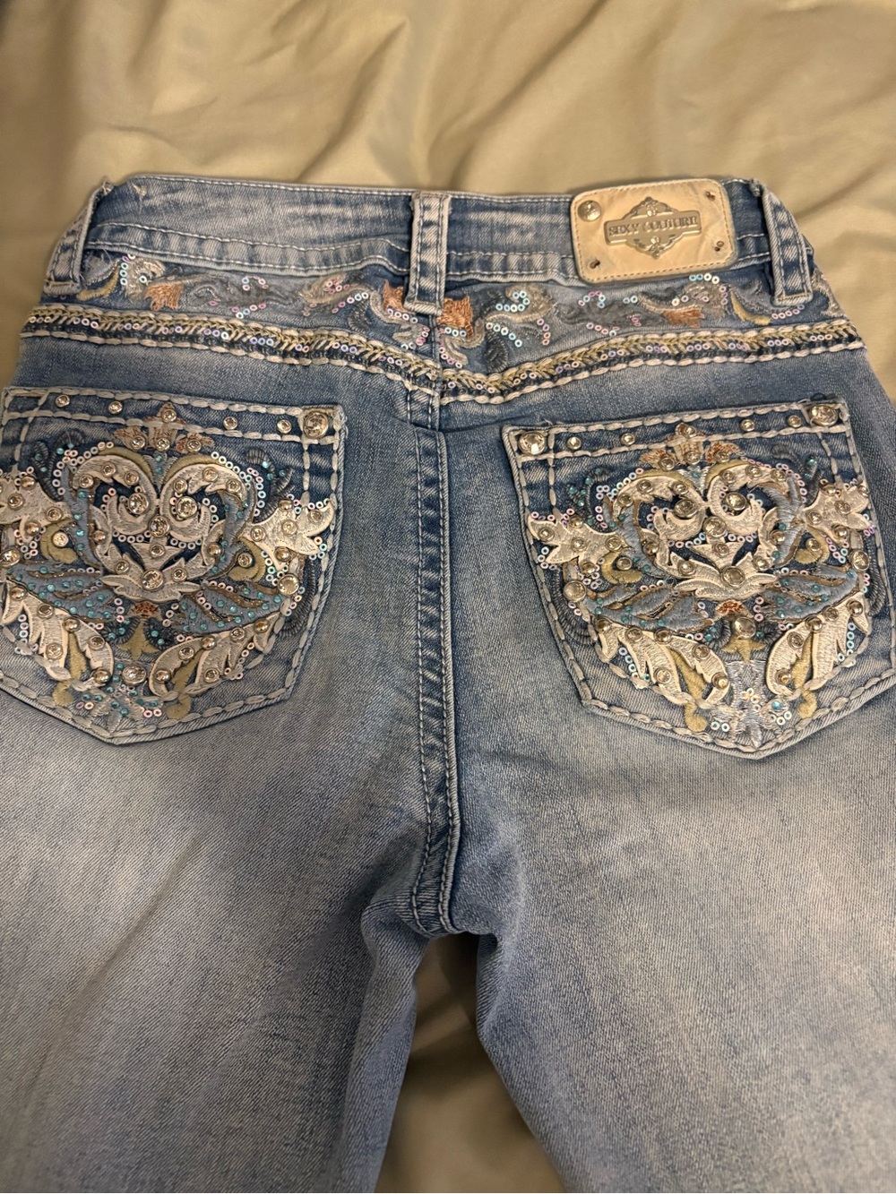 Embellished Light Wash Women’s Jeans with Sequin Pocket Detail